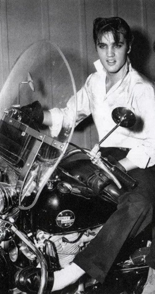 Elvis Presley rider en mc