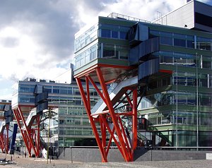 Baksidan av några av byggnaderna i High Teck Center i Helsingfors
