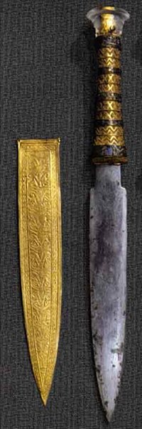 Tutankhamons dolk med blad av jrn och slida av guld