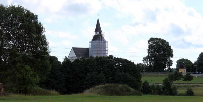 Hedniska gravkullar utanför Sorunda kyrka